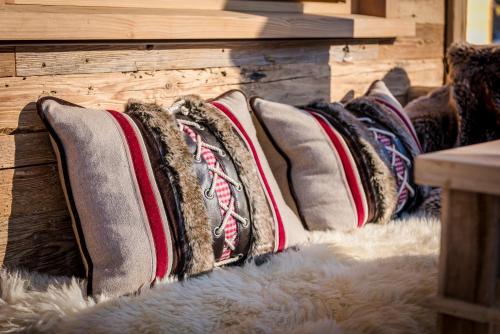 a row of pillows sitting on top of a couch at Chalet Grand Flüh - Alpiner Luxus & Spa in Nesselwängle
