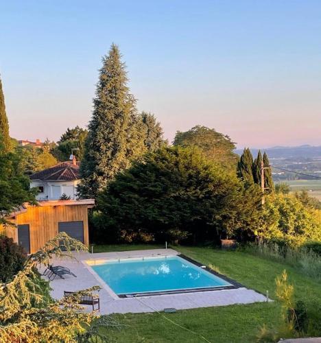 une piscine dans la cour d'une maison dans l'établissement Ecrin de paradis Pujols HAUT Piscine-VUE, à Pujols