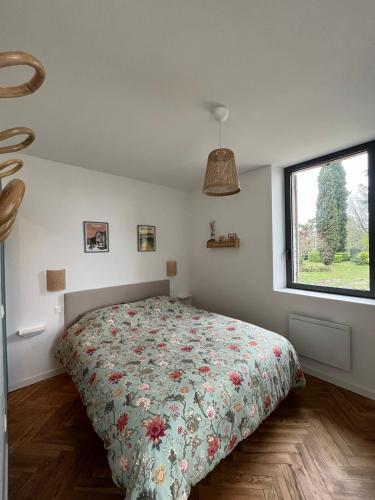 une chambre avec un lit et une fenêtre dans l'établissement Ecrin de paradis Pujols HAUT Piscine-VUE, à Pujols