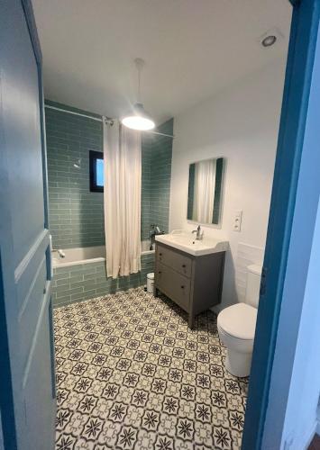 une salle de bain avec toilettes, lavabo et baignoire dans l'établissement Ecrin de paradis Pujols HAUT Piscine-VUE, à Pujols