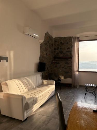salon z białą kanapą i oknem w obiekcie Tenuta di Venere w mieście Portovenere