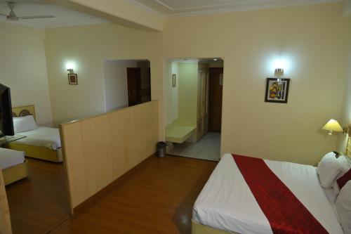 Una cama o camas en una habitación de Hotel Devi Grand - Katra