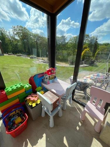 Taman di luar Zdunlandia Dom nad Jeziorem, jacuzzi, kort, basen