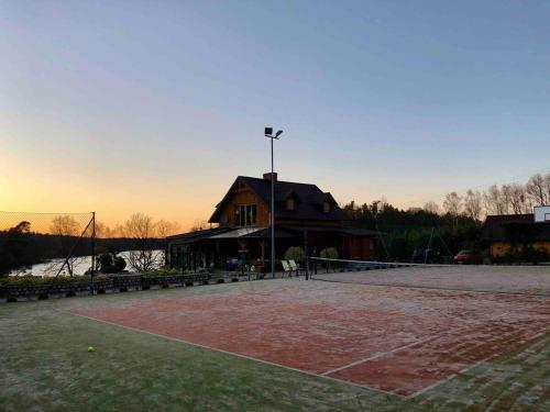 Tenis dan/atau kemudahan skuasy di Zdunlandia Dom nad Jeziorem, jacuzzi, kort, basen atau berdekatan
