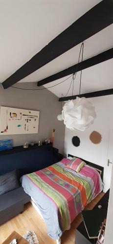 une chambre avec un lit et un lustre dans l'établissement Nouveau : Magnifique Villa individuelle avec piscine Rocbaron Var, à Rocbaron