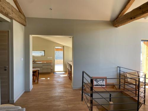 un couloir avec une cuisine et une salle à manger dans l'établissement Grande Bergerie et sa vue incroyable, à Réal