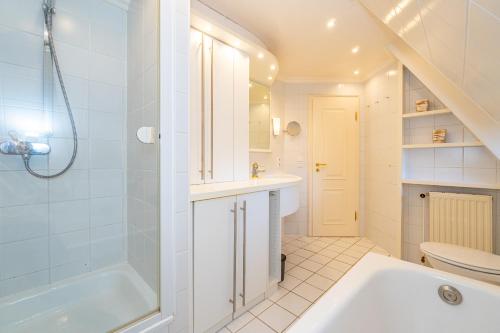 ein Badezimmer mit Badewanne, Waschbecken und Toilette in der Unterkunft Friesenhaus Horsum Huis Friesenhaus Morsum Huis in Morsum