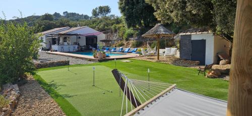 une image d'une cour avec un parcours de golf dans l'établissement Nouveau : Magnifique Villa individuelle avec piscine Rocbaron Var, à Rocbaron