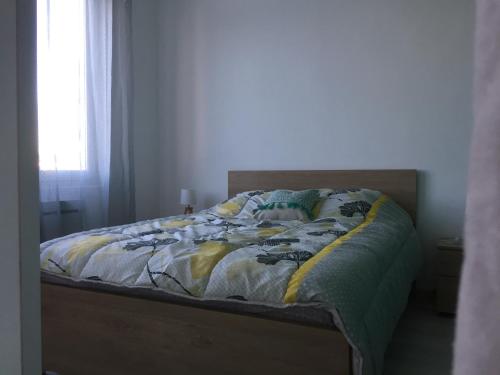 - un lit dans une chambre avec fenêtre dans l'établissement La comete 12, à Aire-sur-lʼAdour