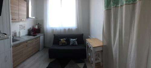 - une cuisine avec une chaise et 2 oreillers dans l'établissement La comete 12, à Aire-sur-lʼAdour