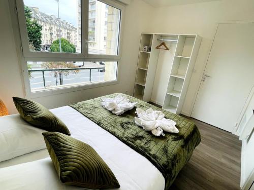 Una cama o camas en una habitación de Abaca YourHostHelper
