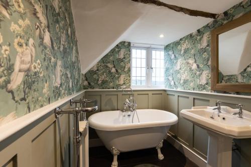a bathroom with two sinks and a bath tub at Riverside Manor in Offenham