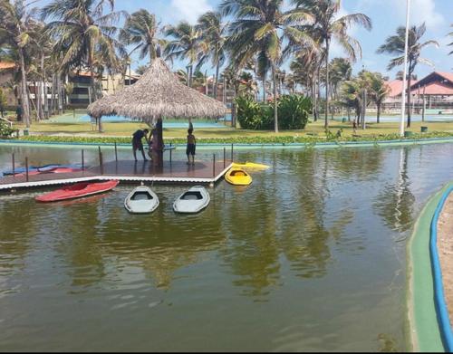 Udsigt til en flod der løber i nærheden af resortet