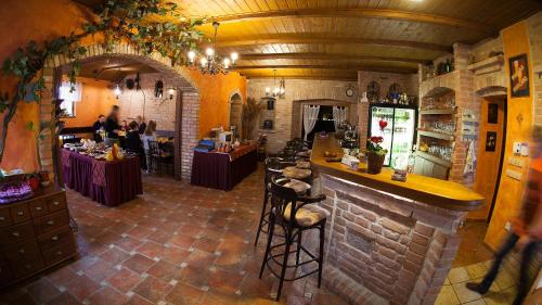eine Bar in einem Restaurant mit Tischen in der Unterkunft Penzion Zatisi in Mikulov