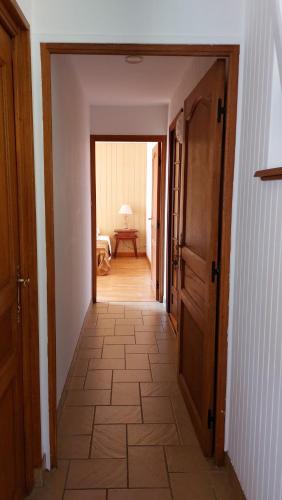 un couloir avec une porte ouverte vers une pièce dans l'établissement Gite domaine fontaine stanislas, à Plombières-les-Bains