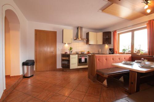 kuchnia ze stołem i jadalnią w obiekcie Ferienwohnung bis 4 Personen in Traumlage mit Kaiserblick by FeWo-Plan WILD190 w mieście Thierbach