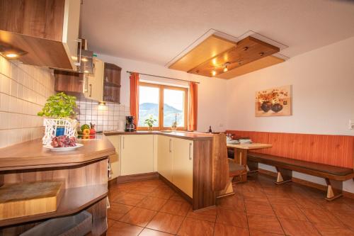 kuchnia ze stołem i ławką w obiekcie Ferienwohnung bis 4 Personen in Traumlage mit Kaiserblick by FeWo-Plan WILD190 w mieście Thierbach