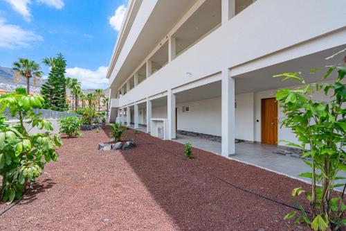 Luxury apartment. Heated Pool. AC. Ocean view!