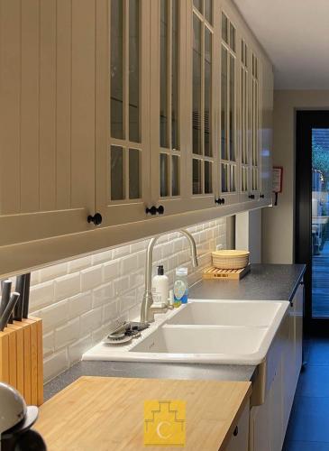 una cocina con fregadero y encimera en Guesthouse next Do, en Brujas