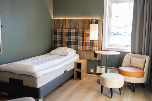 Postel nebo postele na pokoji v ubytování Scandic Svolvær