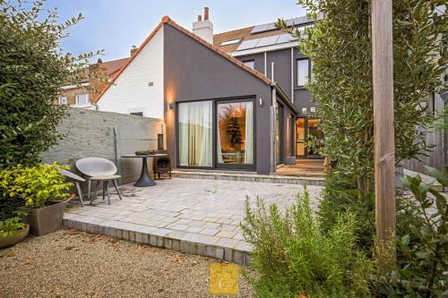 - Vistas al exterior de una casa con patio en Guesthouse next Do, en Brujas