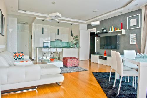 DeLux and Urban apartments Hotel Tre Canne Budvaにあるテレビまたはエンターテインメントセンター