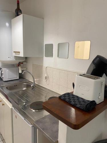 La cuisine est équipée d'un évier et d'un grille-pain. dans l'établissement Studio à 5 mn à pied de la gare Saint-Roch, à Montpellier