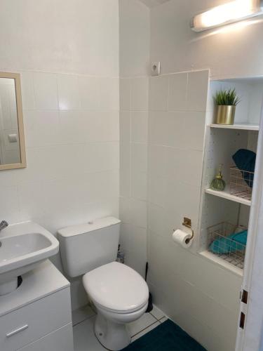 une salle de bain blanche avec des toilettes et un lavabo dans l'établissement Studio à 5 mn à pied de la gare Saint-Roch, à Montpellier