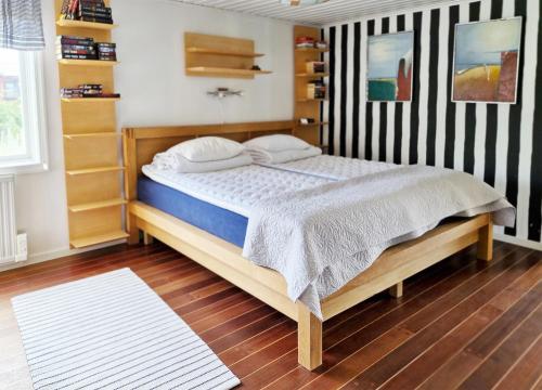 Postel nebo postele na pokoji v ubytování 1B, Stuga m havsutsikt & 50m till strand