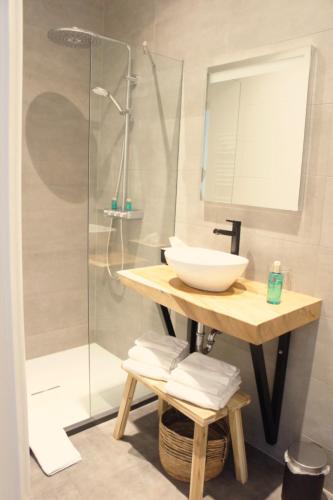 a bathroom with a sink and a shower at Hotel Inn Naeldwyk-Torenburg in Naaldwijk