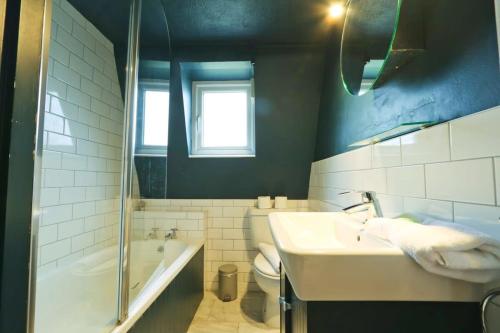 Ένα μπάνιο στο Chic One Bed Apartment in Clifton