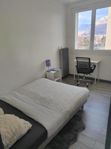 une chambre avec un lit, un bureau et une chaise dans l'établissement Une Chambre dans Appartement partagé, Grenoble à 8 min du centre-ville, à Grenoble