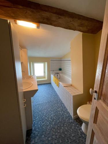 une salle de bain avec un lavabo, des toilettes et une baignoire dans l'établissement Le Plo - Gîte en centre village, à Alzonne
