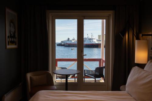 a hotel room with a view of a cruise ship at Scandic Svolvær in Svolvær