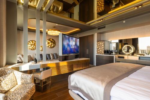 Cama o camas de una habitación en Merit Starlit Hotel & Residences