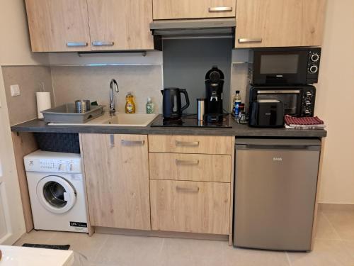 Il comprend une petite cuisine équipée d'un évier et d'un lave-vaisselle. dans l'établissement Le Sept, à Montélimar