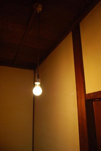 a light bulb hanging from a ceiling in a room at 一軒宿 百々 private house rental doudou in Mitoyo