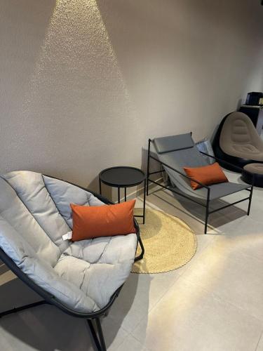 a room with two chairs and a couch and a table at Casa Charme do Frencês in Marechal Deodoro