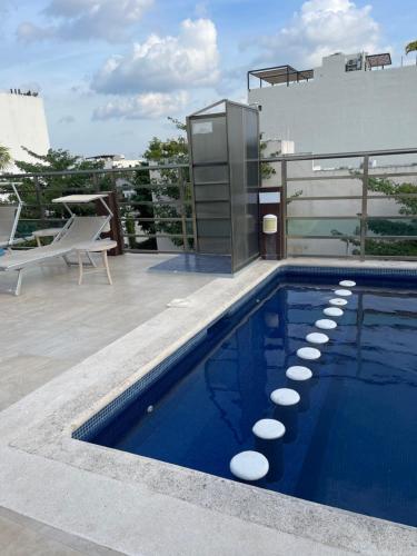 ein Schwimmbad auf dem Dach eines Gebäudes in der Unterkunft Marena 3 in Playa del Carmen