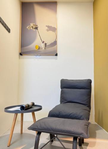 a chair and a table in a room at Dandelion's Travel Homestay in Jian