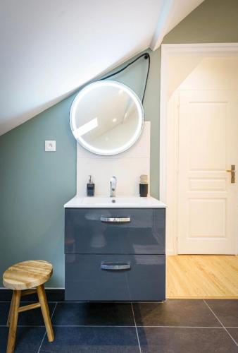 une salle de bain avec un lavabo et un miroir au mur dans l'établissement Royal séjour, Studio avec parking gratuit, à Saint-Quentin