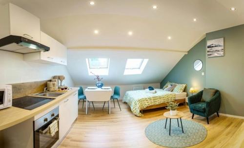 - une cuisine et un salon avec un lit dans une chambre dans l'établissement Royal séjour, Studio avec parking gratuit, à Saint-Quentin