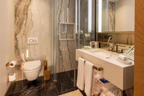 Un baño de Merit Starlit Hotel & Residences
