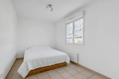 En eller flere senge i et værelse på Les 3 Ondes - Avec terrasse