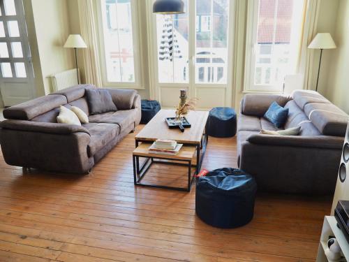 un salon avec deux canapés et une table basse dans l'établissement Villa Primerose parking privé terrasse centre ville, à Le Touquet-Paris-Plage