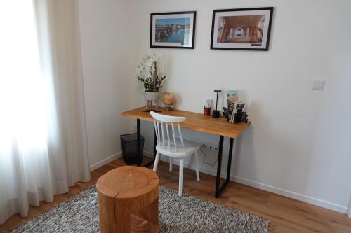 a desk with a white chair in a room at Refúgio da Quinta Nere Maitia in Santarém