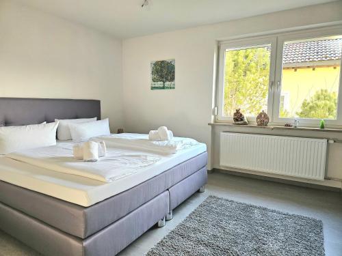 Un dormitorio con una cama grande y una ventana. en Sanosueno 5, en Sonthofen