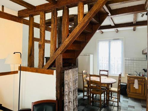 une cuisine et une salle à manger avec une table et des chaises dans l'établissement Maison du pêcheur Normand, à Trouville-sur-Mer