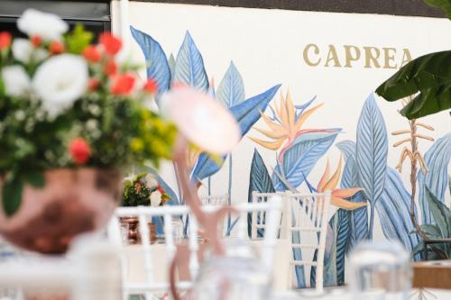 Un restaurante o sitio para comer en Hotel Caprea
