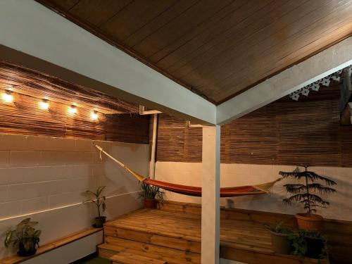 La Maison de Marie, 2 chambres, spacieuse et confortable في سانت لويس: غرفة بها قارب على أرضية خشبية